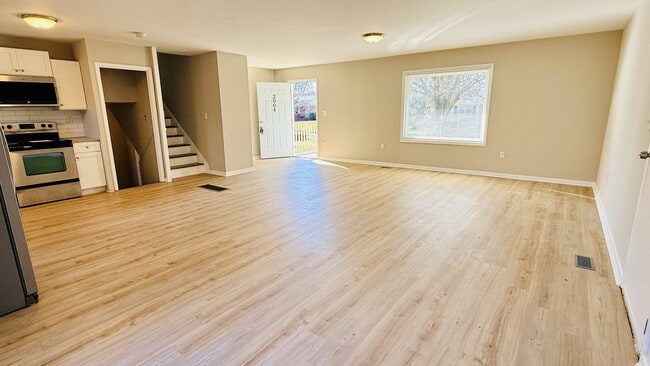 Building Photo - 2004 Chambers Dr NE