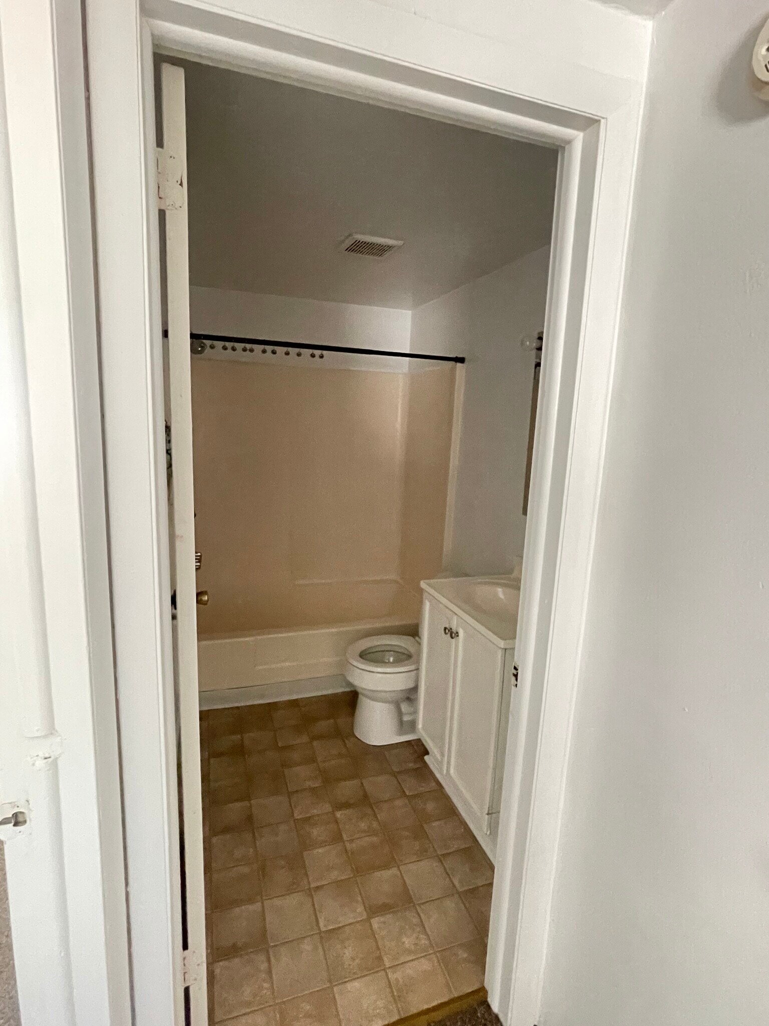 Building Photo - 305 Cherry St