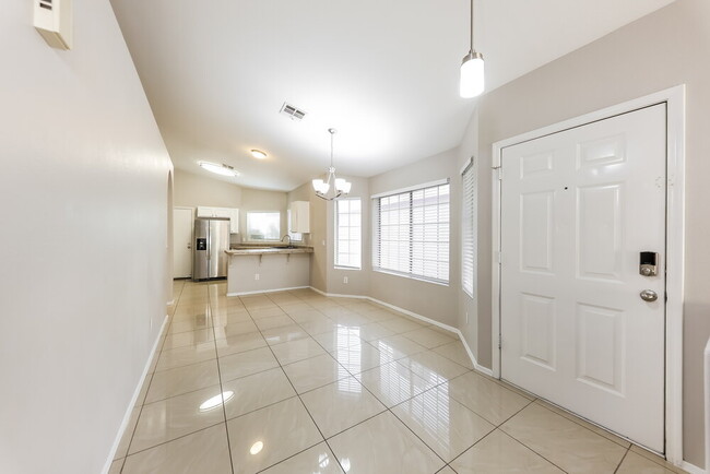 Building Photo - 7430 W Paradise Dr