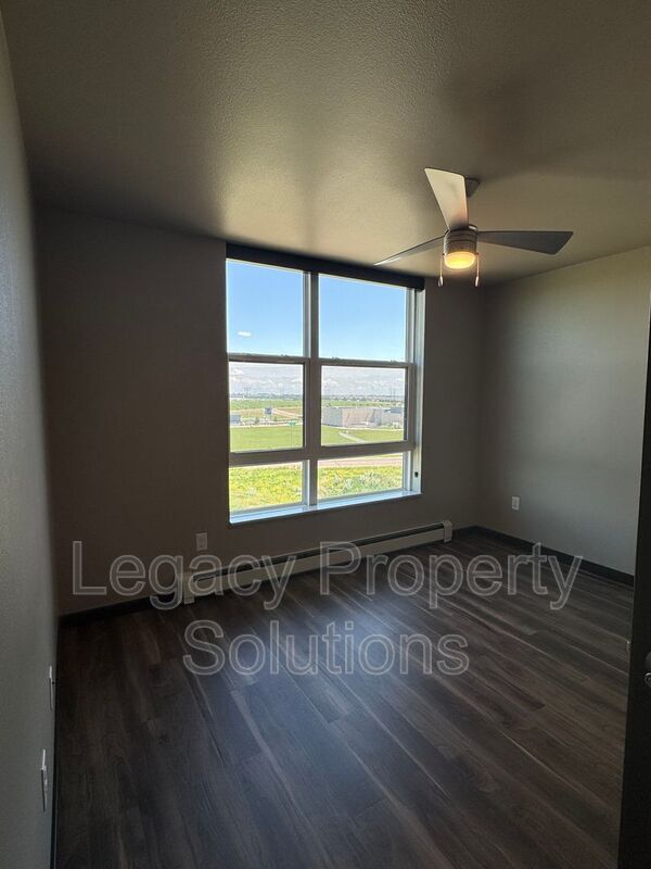 Building Photo - 220 E Greenfield Ln