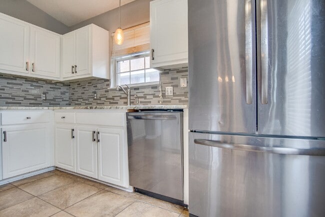 Building Photo - Available now – 3BR/2BA Patio Home with Fi...