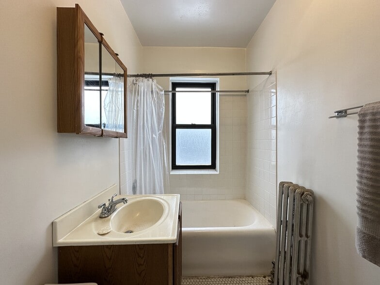 Building Photo - 1907 W Larchmont Ave