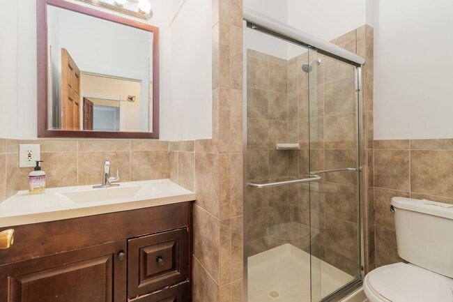 Building Photo - Spacious 5 Bed | 2 Bath Home in the Heart ...