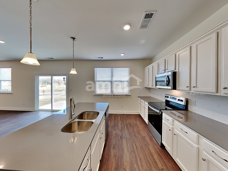 Building Photo - 2036 Williamshire Ln