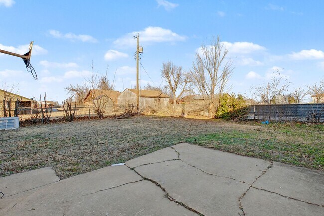 Building Photo - 3-Bed Home with Fireplace, Fenced Yard & Flexible Living Space