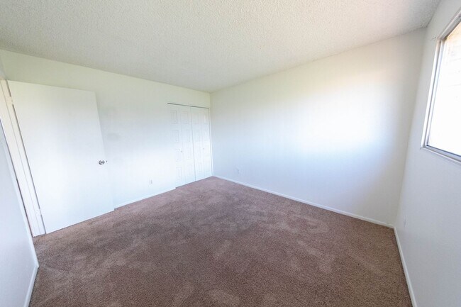 Building Photo - 5 bed 3.5 bath home with AMAZING & HUGE BA...