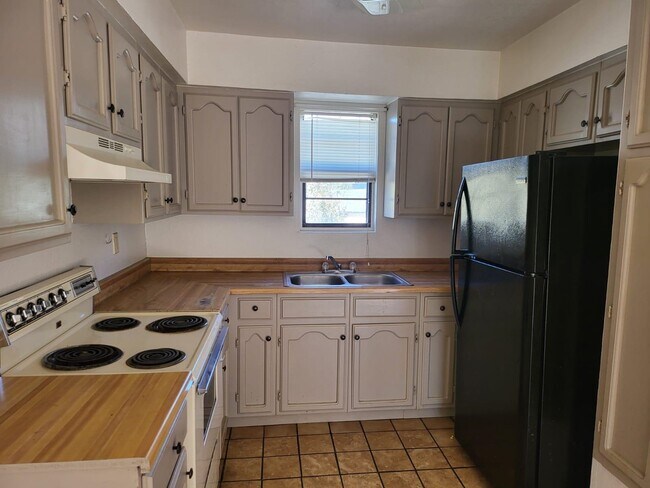 Building Photo - 2704 E Kearney St