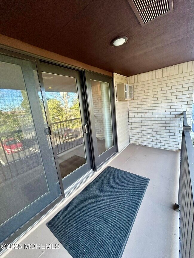 Building Photo - 330 Shore Dr