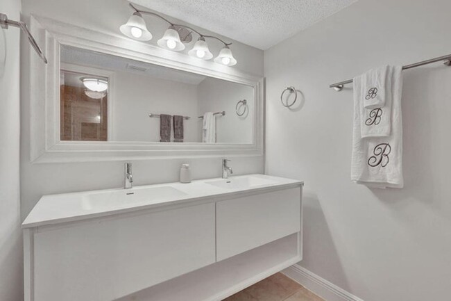 Building Photo - 12641 Westhampton Cir