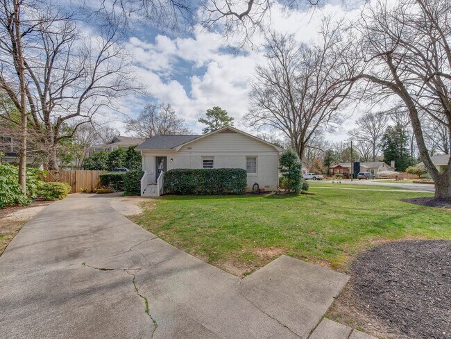 Building Photo - 3221 Sunset Dr