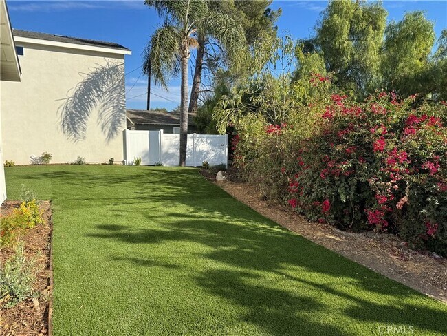 Building Photo - 1336 Calle Tulipan