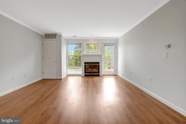 Building Photo - 6924 Fairfax Dr