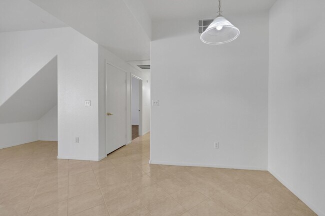 Building Photo - 2 bedroom Townhouse