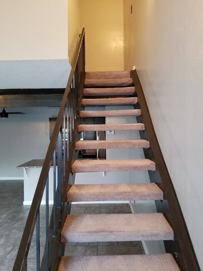 Building Photo - 1 BR Loft Available now