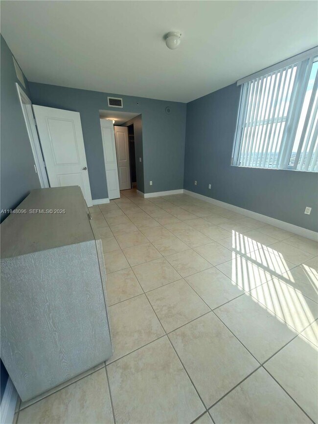 Building Photo - 2641 N Flamingo Rd