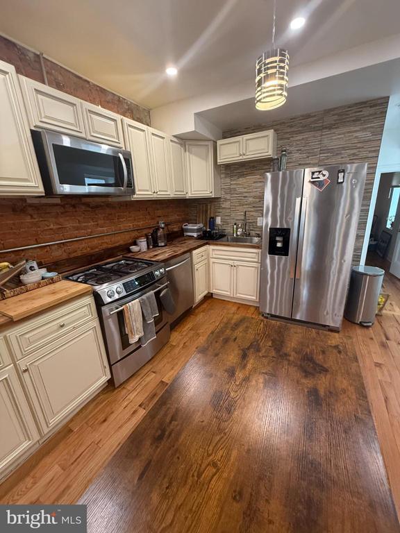 Building Photo - 2005 N Mascher St