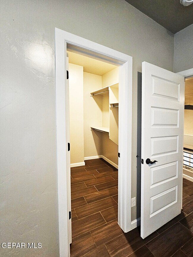 Building Photo - 13185 Tiverton Rd