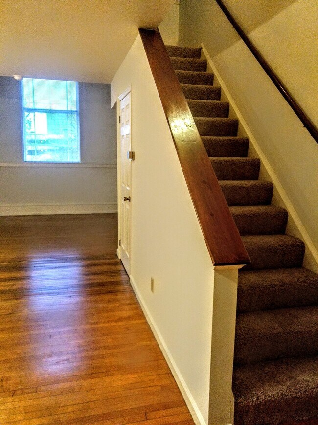 Building Photo - Spacious 1 Bedroom Loft