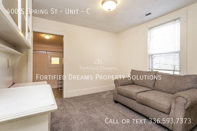 Building Photo - 400 S.Spring St - Unit-C