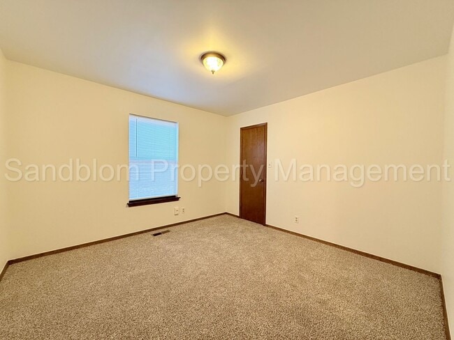 Building Photo - For Lease | South Tulsa Duplex | Available Now!