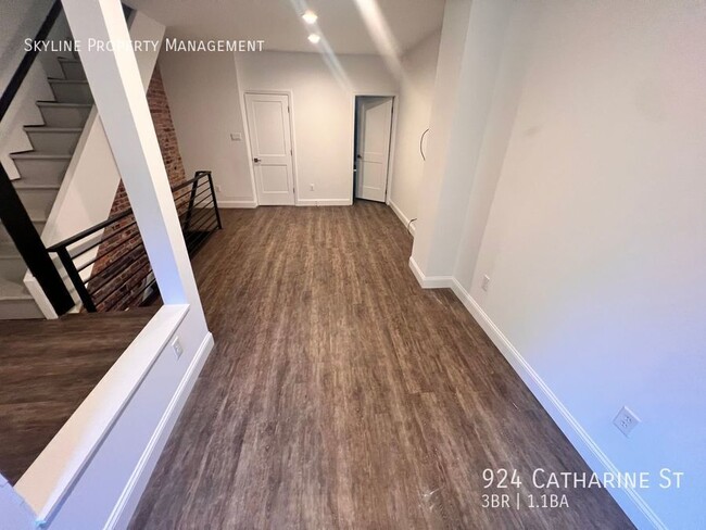 Building Photo - 924 Catharine St