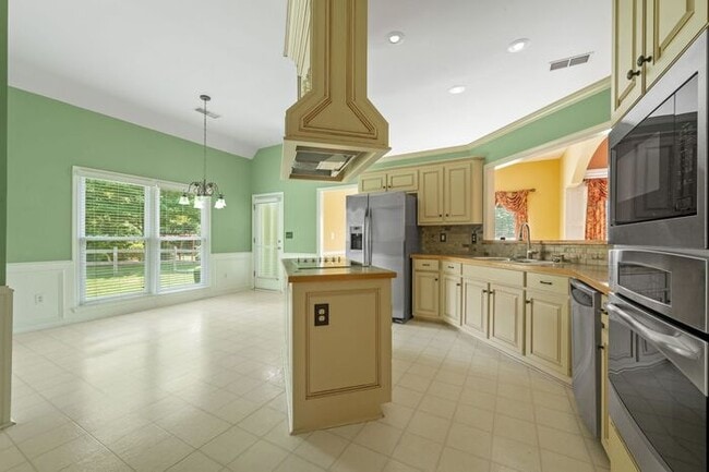 Building Photo - 1115 Burlington Ct