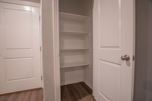 Building Photo - Beautiful 3 Bedroom 2 Bath Duplex!