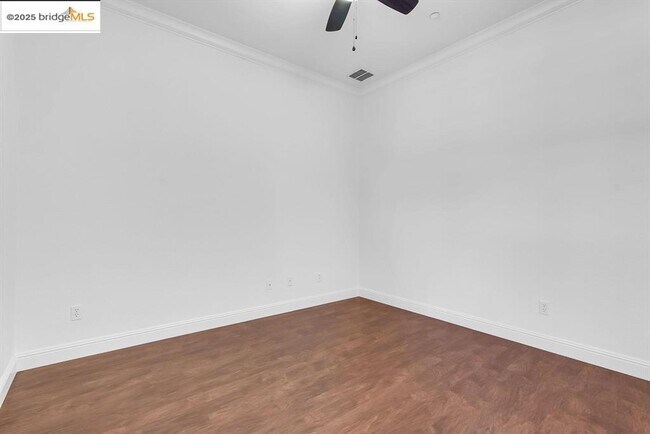 Building Photo - 909 Suntan Ln