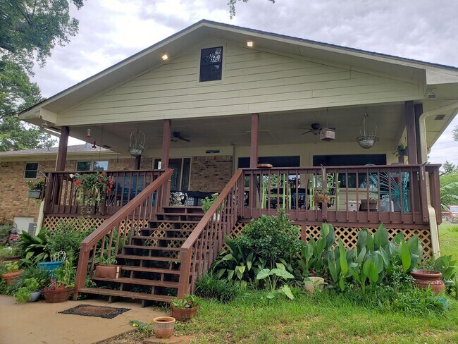 Building Photo - Stunning, fully furnished 3-bedroom, 2-bath lakefront home on Lake Palestine!