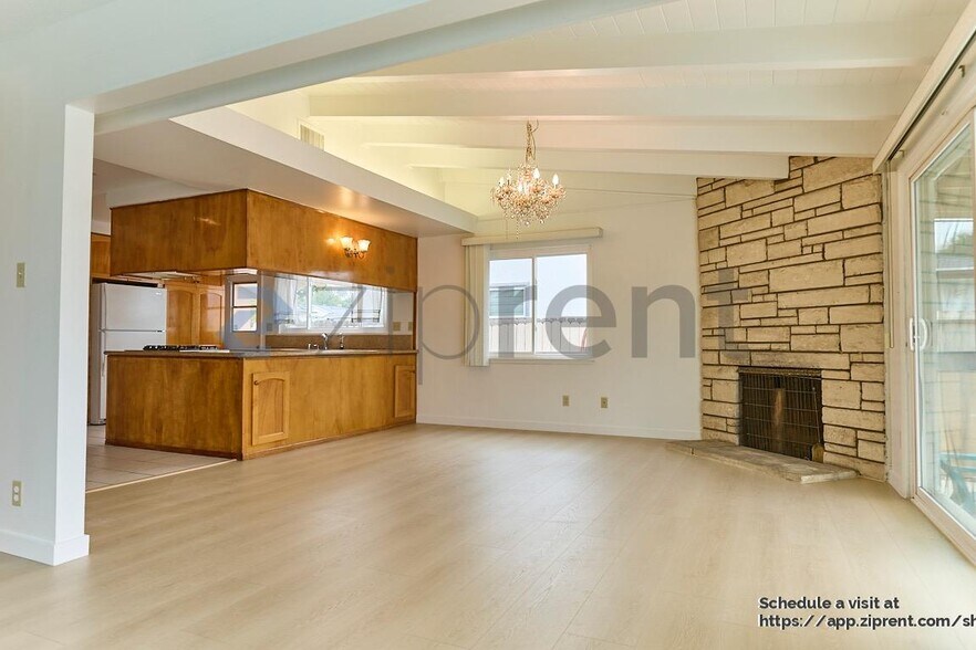 Building Photo - 630 La Presa Dr