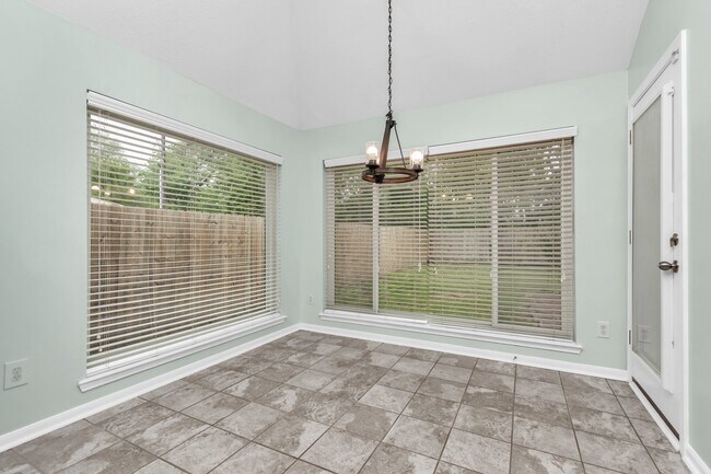 Building Photo - 1715 Parkview Ln