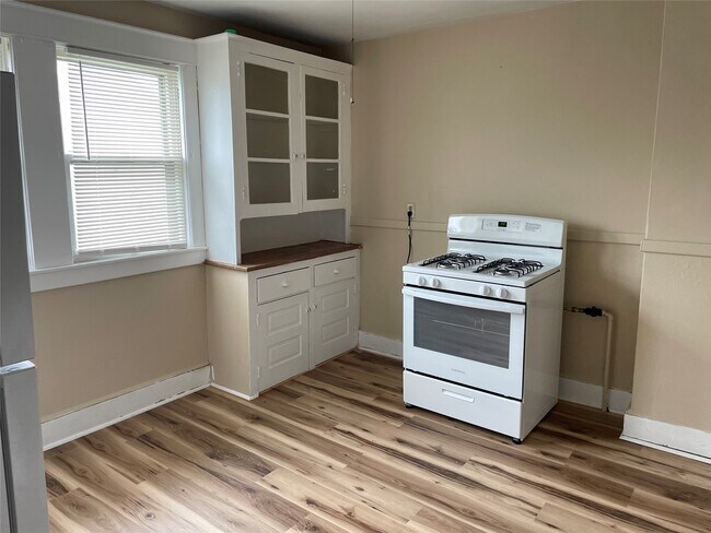 Building Photo - 14 Merrill St