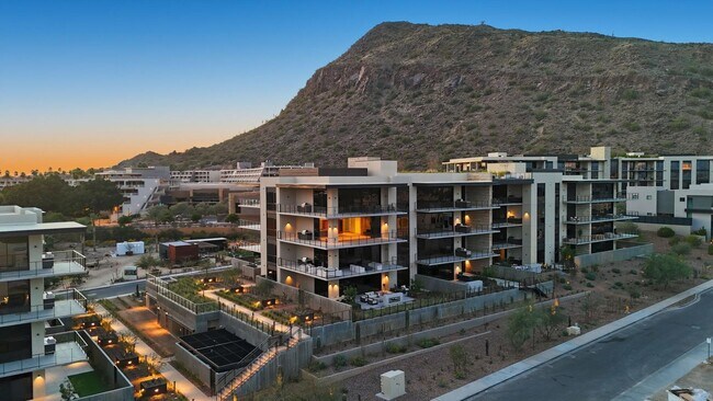 Building Photo - 4849 N Camelback Rdg Dr