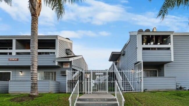 No Neighbors Above or Below - 20930 Parthenia St