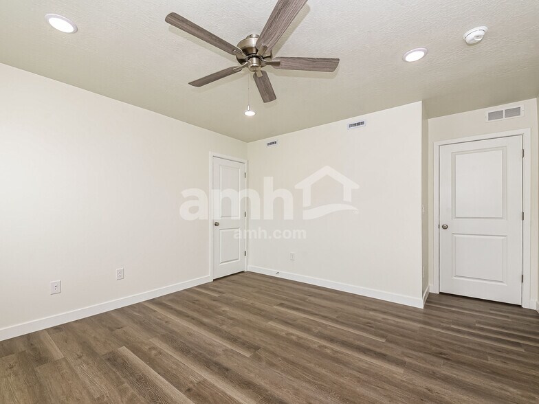 Building Photo - 1432 W Mahogany St