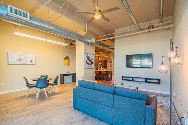 Building Photo - 1275 E University Dr