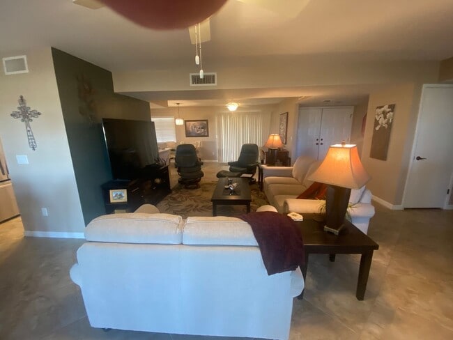 Building Photo - 45+ Active Adult Resort Community Updated Golf Course Property Available APRIL 2026 through Decem...