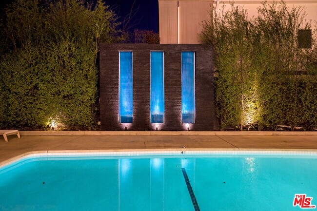 Building Photo - 838 N Doheny Dr