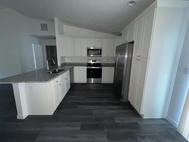 Building Photo - 9 Maple Dr