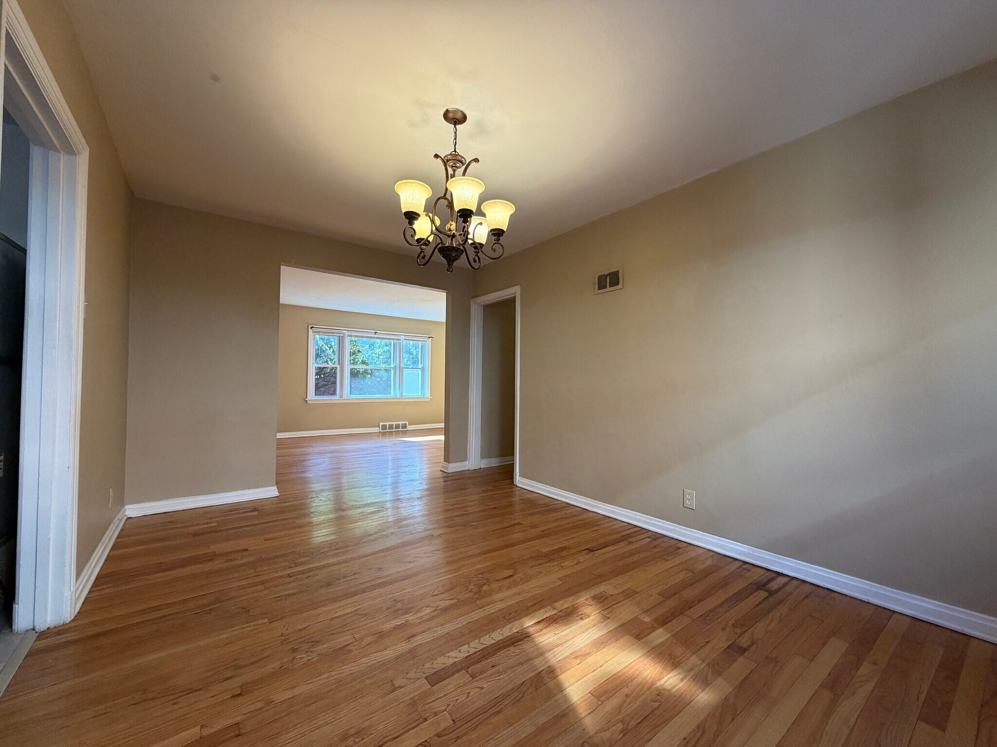 Building Photo - 420 S Hanley Rd