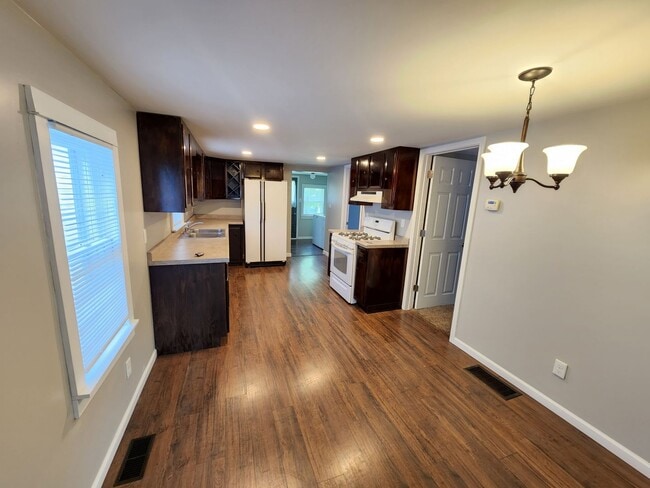 Building Photo - Available October 1st - East Peoria - 2BR/...