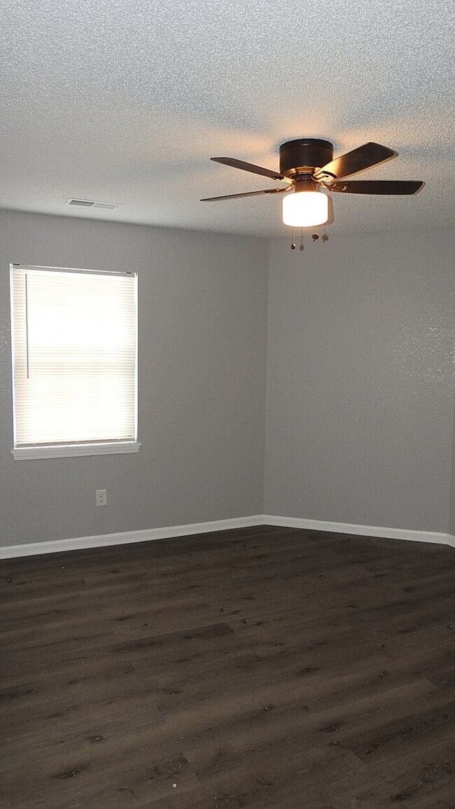 Building Photo - 3 bed 1.5 - Blue Springs Townhome