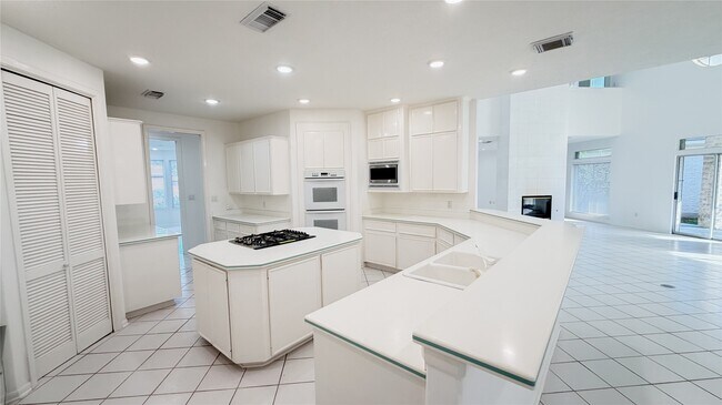 Building Photo - 4601 Country Club View