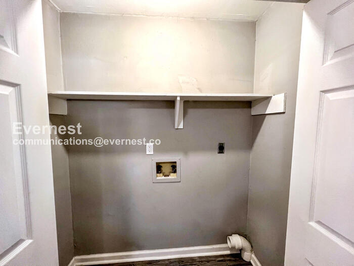 Building Photo - 1800 Labette Manor Dr