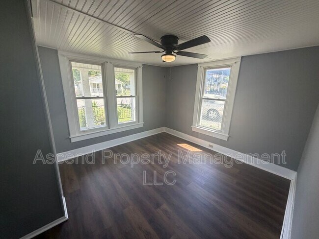 Building Photo - 2104 Laura St