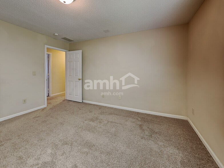 Building Photo - 5806 Manor Ridge Trl