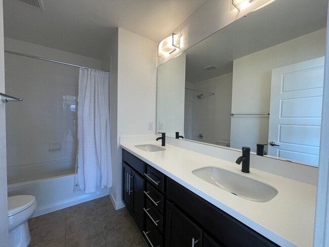 Building Photo - Perfect Location and Perfect Condition!