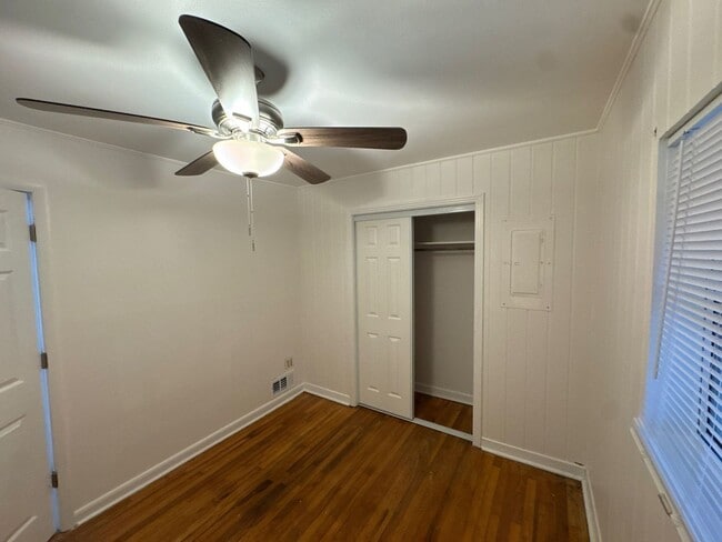 Building Photo - 4 bedroom 2.5 bath house with large yard!!