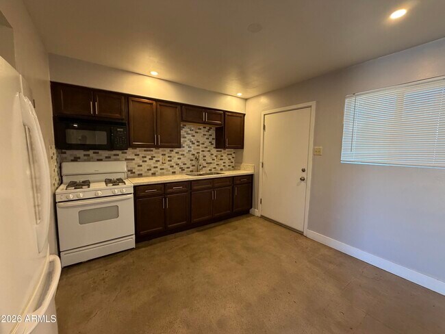 Building Photo - 1833 E Harvard St