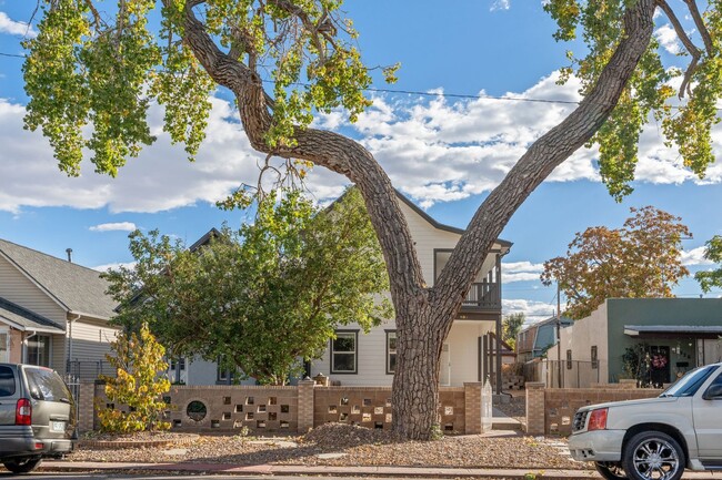 Building Photo - Spacious 4 Bedroom House in Santa Fe Art D...